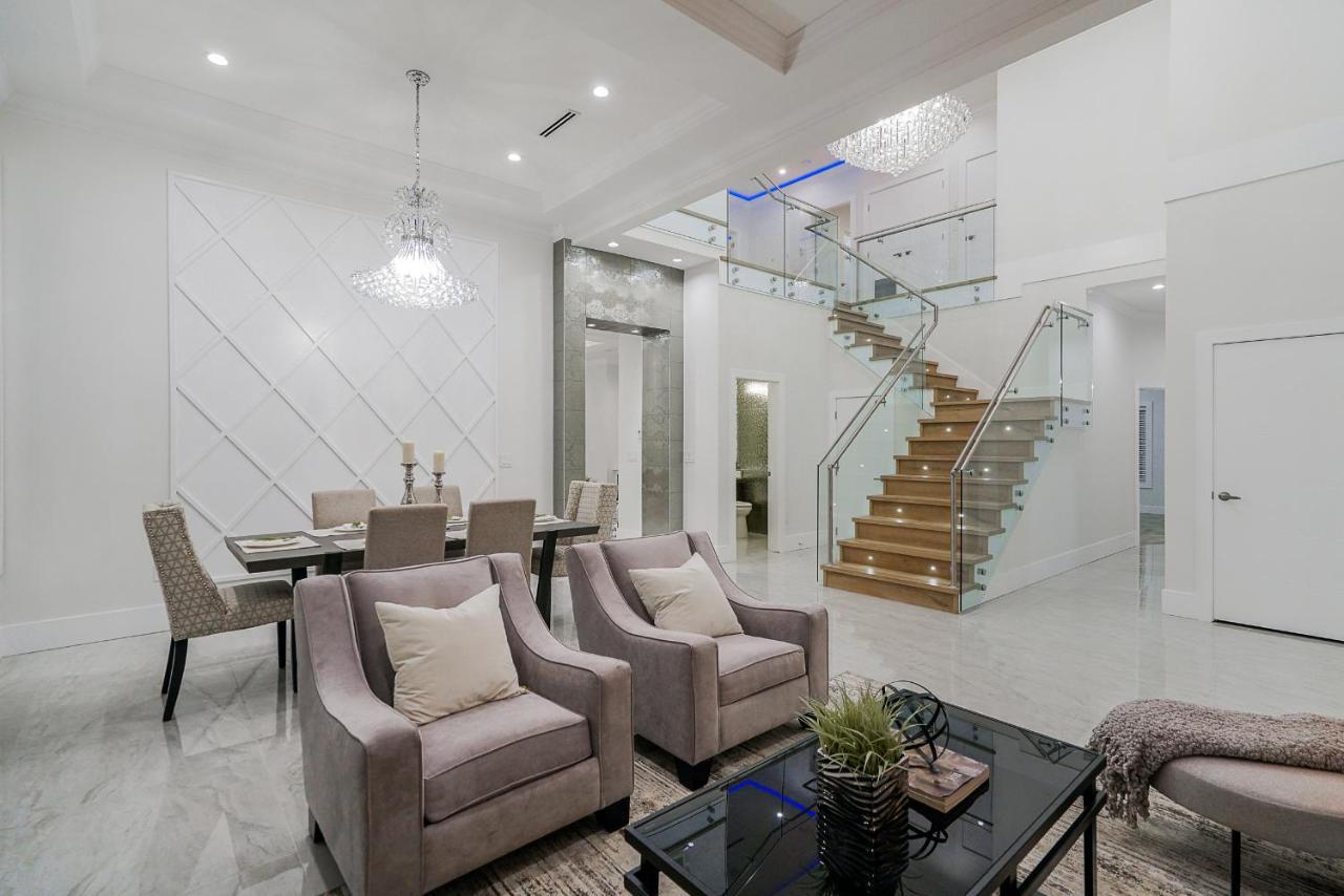 Sun Suite Surrey Bagian luar foto