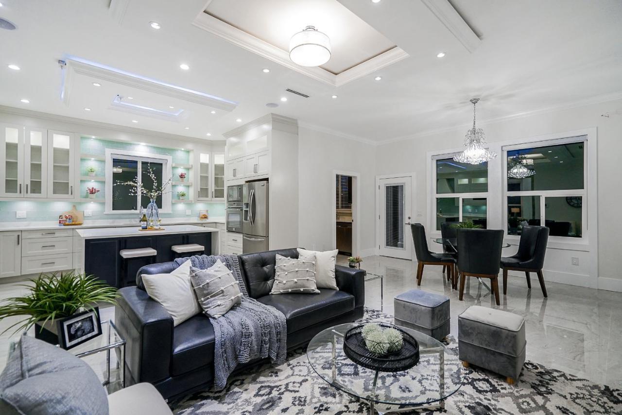 Sun Suite Surrey Bagian luar foto