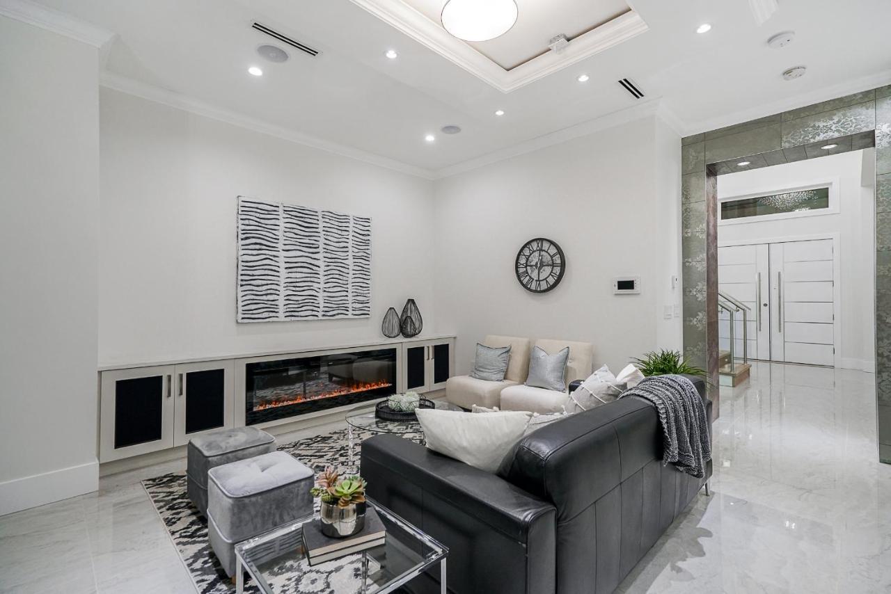 Sun Suite Surrey Bagian luar foto